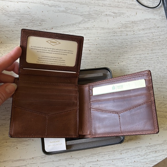 Brown leather Fossil Wallet with RFID protection - Picture 6 of 8